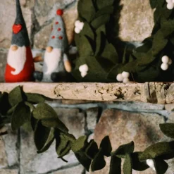 Fashion Felt Mistletoe Garland Garlands