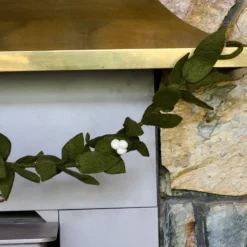 Fashion Felt Mistletoe Garland Garlands
